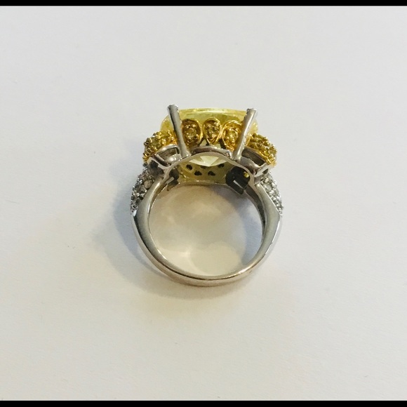 Gorgeous Sterling Silver Cubic Zirconia Ring - Picture 3 of 3